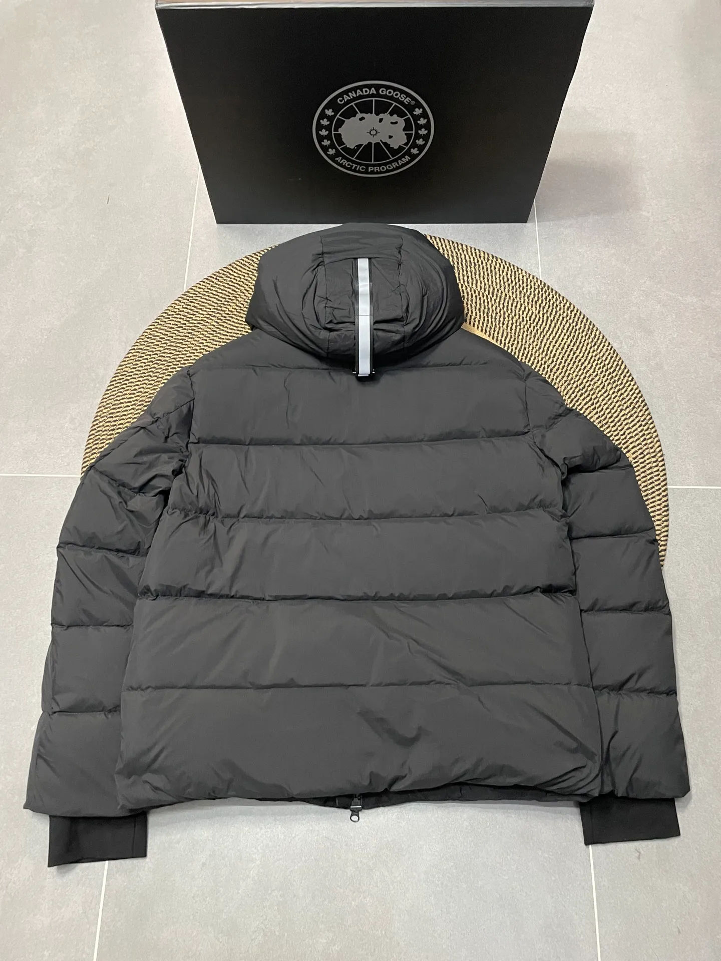 P860 Ouyang Nana second generation Canad goose black label down jacket is a must-have goose black label down jacket in the outerwear industry! The latest designer styles! The goose down jacket has always been a popular element of fashion and is loved by experts from all walks of life! Fashionable hooded cut, high-end customer-supplied fine goose down, high resilience, smooth zipper, strong and firm. Pockets on both sides can store small items, free your hands, and you can go out without worries. It can also meet the need of putting your hands in your pockets👏👏Produced by Big Goose, it can be used as a group uniform by many celebrities. This down jacket uses a double-layer anti-down lining design, which has strong windproof performance and will be very warm in winter! New standard 90% goose down filling, high fluffiness, windproof hooded design. When walking outdoors, pull the collar to the highest position, put your hands in the pockets and it will be very warm. It can be easily controlled by all body types! The interior is equipped with an elastic snow skirt design for better wrapping. The simple and neat style design highlights the masculine temperament. The impeccable style is classic and never goes out of style. It is warm and practical, and it is versatile! You can enter with your eyes closed!    Size: XS-XXL